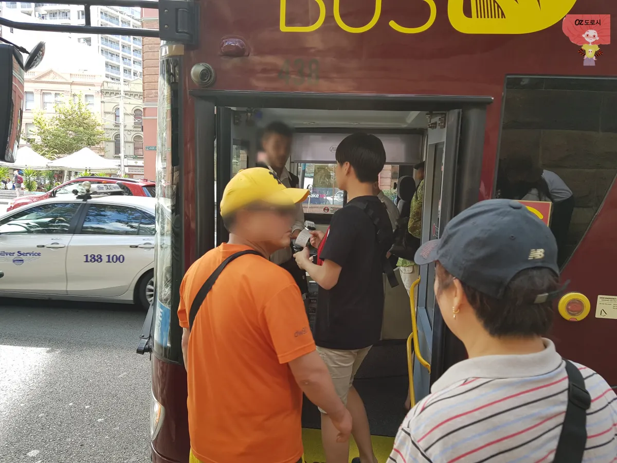 호주-시드니-빅버스-승차-티켓-검사하는-기사와-승객들