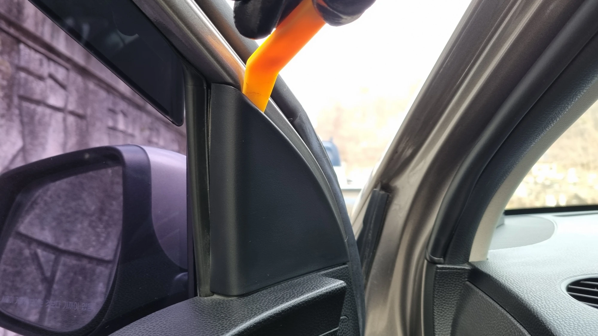 사이드미러 커버 빼는 모습