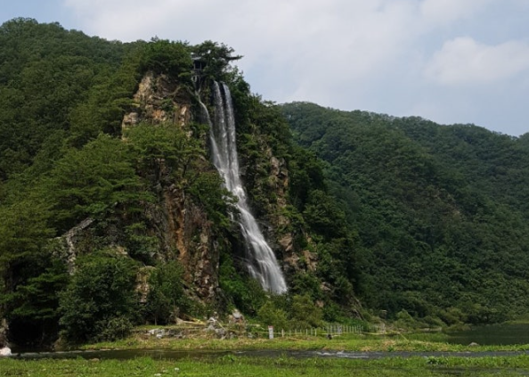 딴산폭포전경
