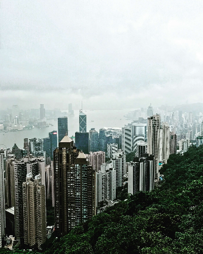 산을 주변으로 위치한 주상복합 아파트