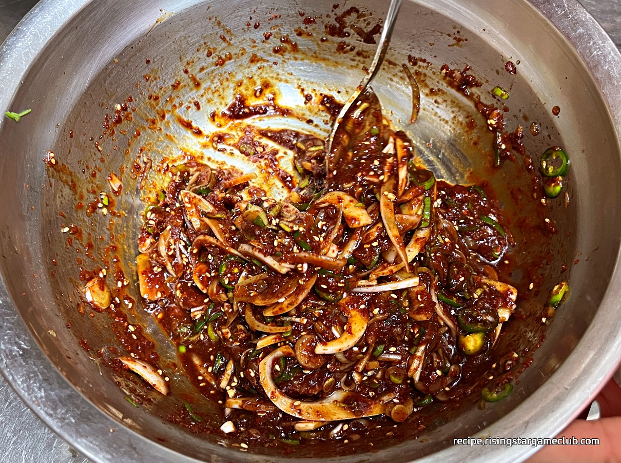 깻잎 김치 양념을 버무리는 사진