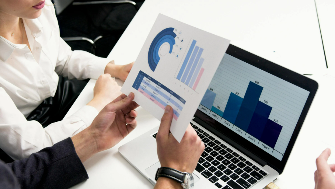 지역별 투자 관련 노트북으로 지역 분석하는 사진