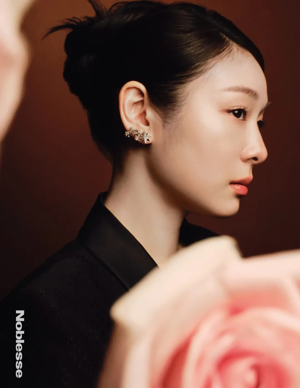 디올 귀걸이를 착용한 김연아의 클로즈업 샷