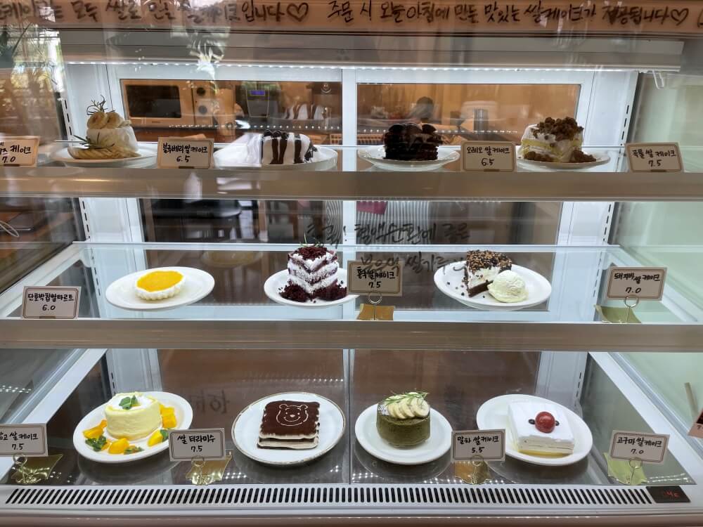 춘천-신북-카페-쉬러와-디저트-쇼케이스