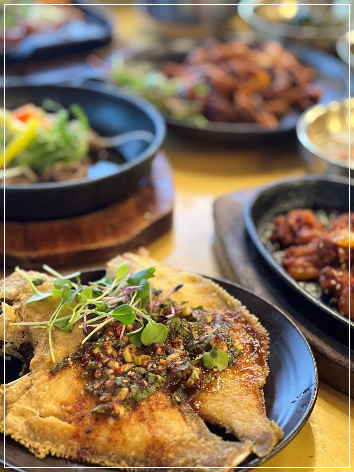 전통-한식-차림에-포함된-양념이-곁들여진-한국식-튀긴-생선-요리