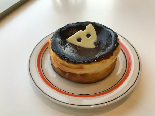 전주 근처 가볼만한 카페인 우연하게도의 번트 치즈 케이크의 모습.