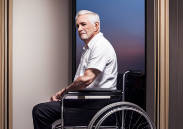 산업재해로 흴체어를 탄 노인