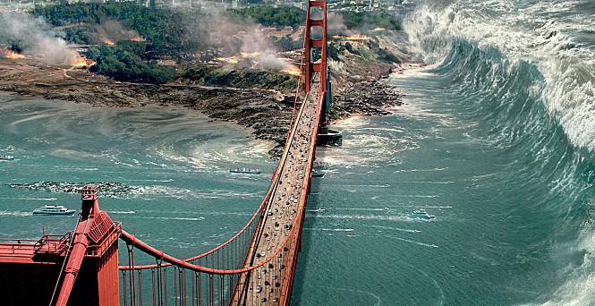 재난이 일어나고 있는 모습. 거대 파도가 다리를 덮치려고 한다.