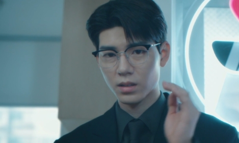 첫임무로 통닭집 직원이 된 최필립 [출처: tVN "신사장 프로젝트"]