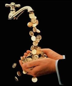 수도꼬지에서-동전이-쏟아지고-양손으로-받아내는-장면