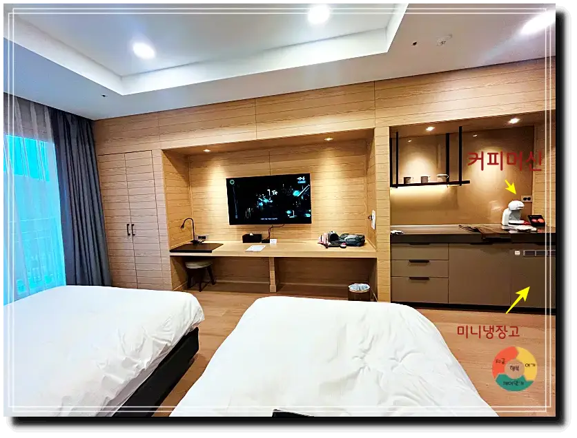 곤지암리조트_리조트숙소-전면티비-오른쪽-냉장고-커피머신-미니서랍-선반