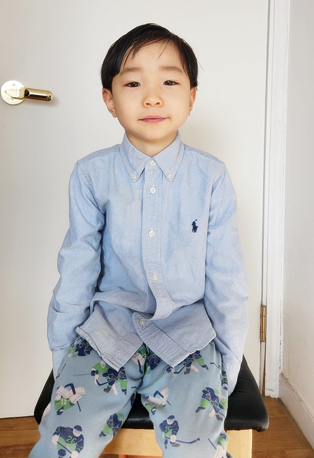 윗옷은 깔끔한 셔츠지만 바지는 내의를 입은 쿠웅이