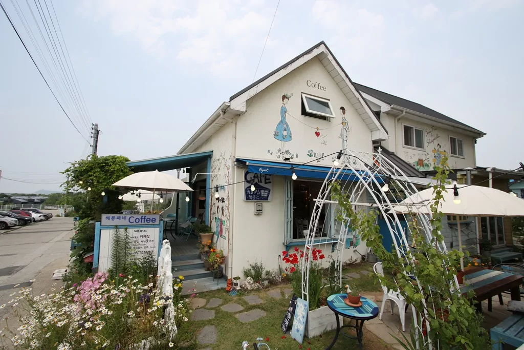 출판도시 내 모던한 건축물의 카페 사진.