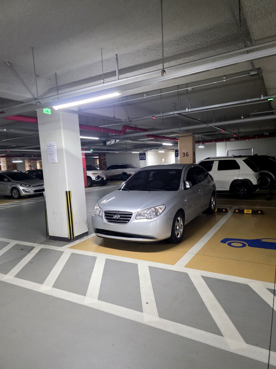 장애인-주차공간이-있습니다.