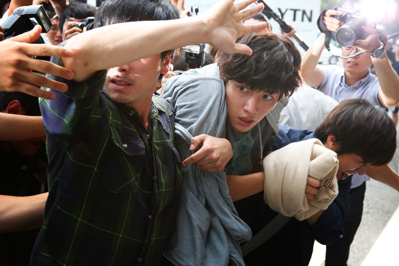 체포되어 기자들에 둘러싸인 권유