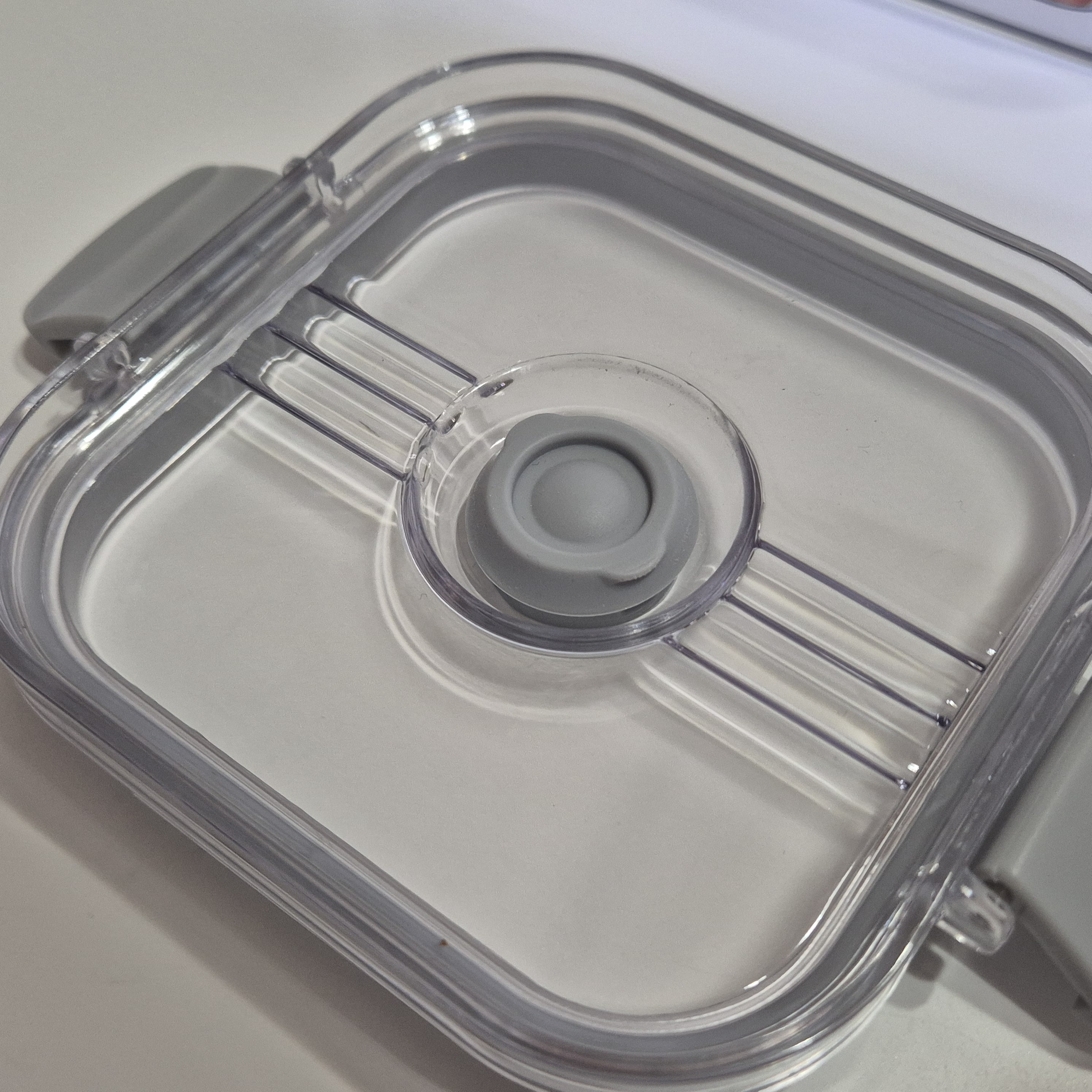 회색뚜껑 윗부분