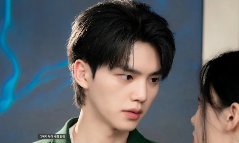 녹색 자켓을 입고 검은 머리를 하고 있는 드라마 마이 데몬의 정구원