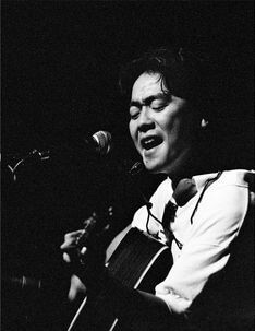 김광석-나무-김광석이-기타를-치며-노래를-열창하는-흑백-사진