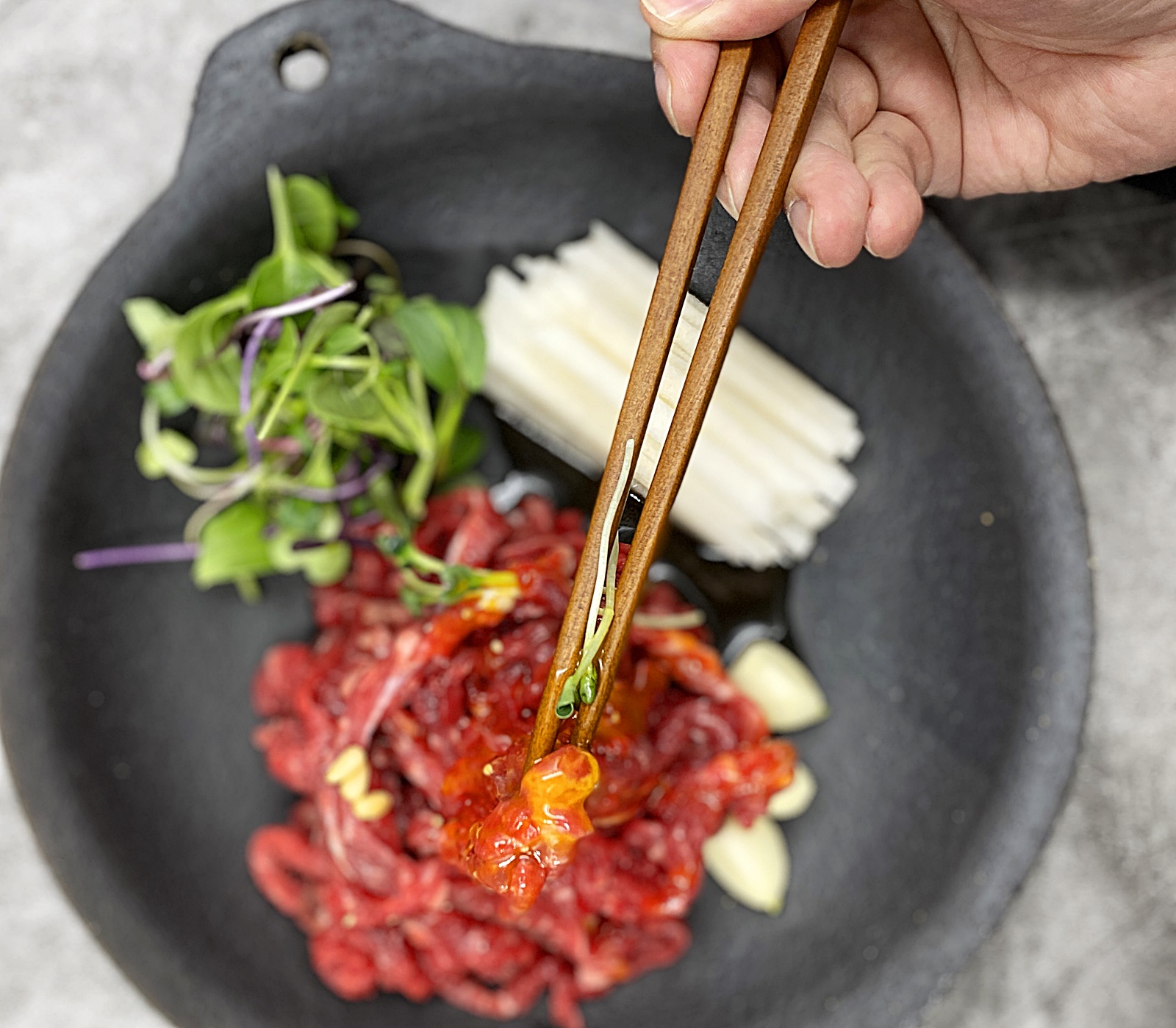 노른자 코팅 육회 한 젓가락 위에서