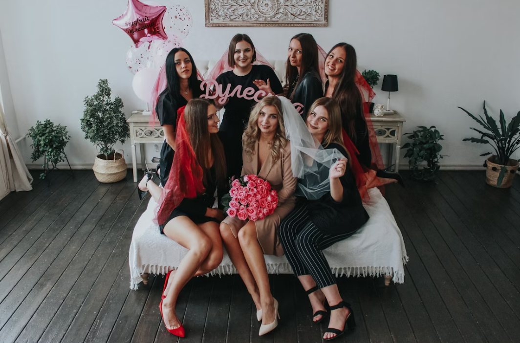 여성들이 밝은 표정으로 우정사진을 찍는 친구들과의 특별한 추억을 기념하는 순간