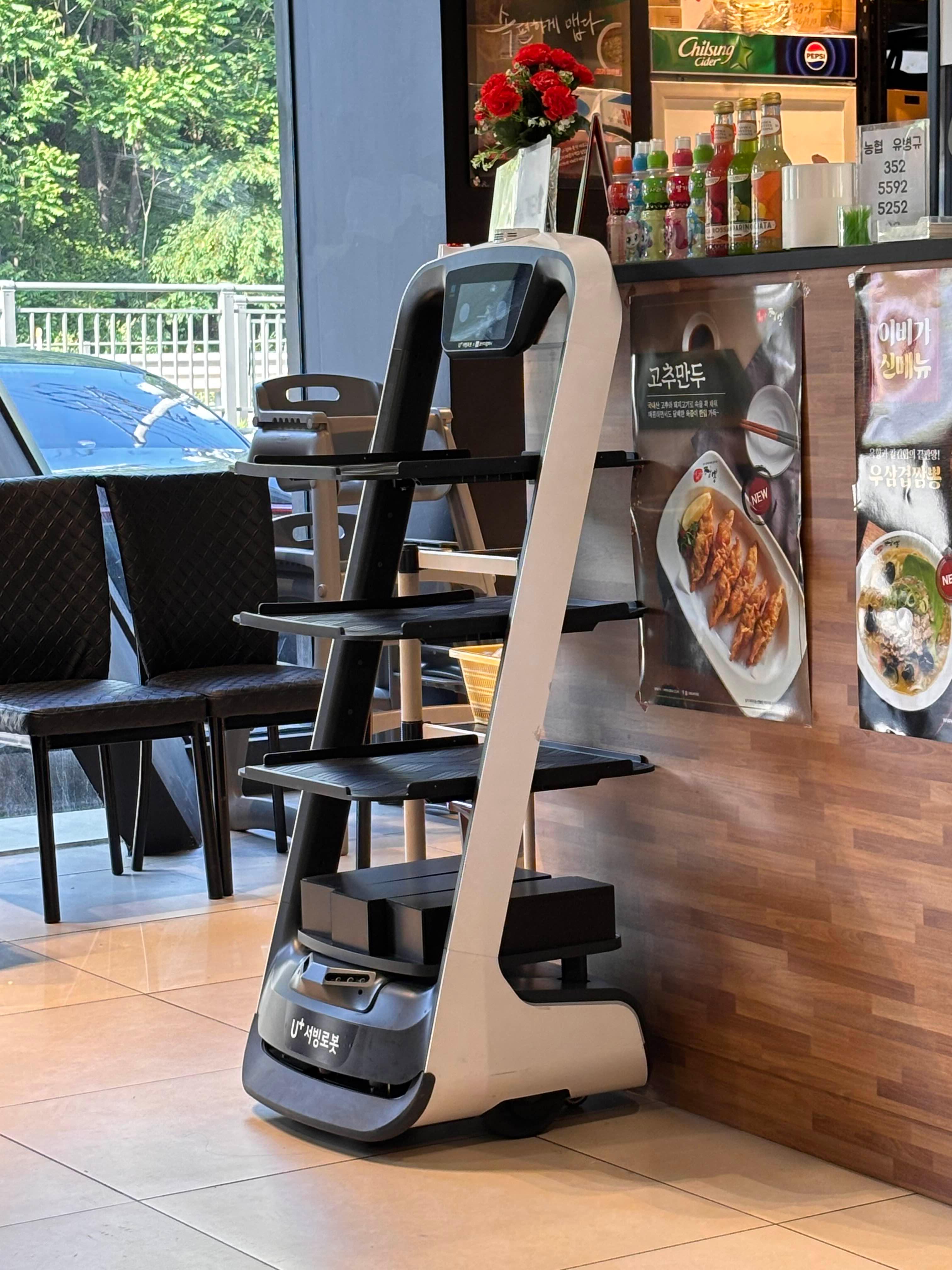 셀프코너에 정리된 반찬과 앞치마.
K-self bar with side dishes and aprons for customer use.