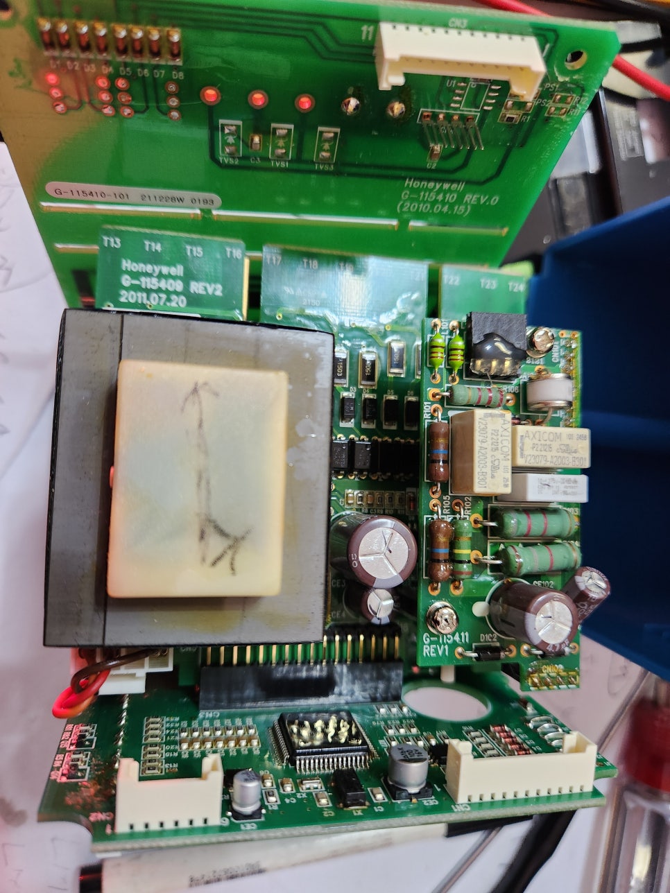 Honeywell Digital 컨트롤러 DBC2000G1019 불량소자 교체
고장 증상
전원 인가 후 디스플레이 미점등
버너 시퀀스 동작 불가
릴레이 출력 신호 미발생
내부 점검 시 제어 전압 라인 불안정
현장에서는 컨트롤러 교체를 검토하셨으나, 당사 정밀 점검 결과 보드 레벨 수리 가능 판정을 진행하였습니다.
🛠 점검 및 수리 과정
1️⃣ 전원부 입력단 및 보호회로 점검
2️⃣ SMPS 및 레귤레이터 출력 전압 측정
3️⃣ 제어 IC 및 드라이버 회로 점검
4️⃣ 열화 및 손상된 반도체 소자 확인
5️⃣ 불량소자 교체 및 납땜 보강 작업
6️⃣ 실부하 조건 모의 테스트 진행
점검 결과, 전원 안정화 회로 내 손상된 반도체 소자가 원인이었으며
해당 소자 교체 후 정상 구동 및 출력 신호 복구를 확인했습니다.
수리 과정 by 메트영남