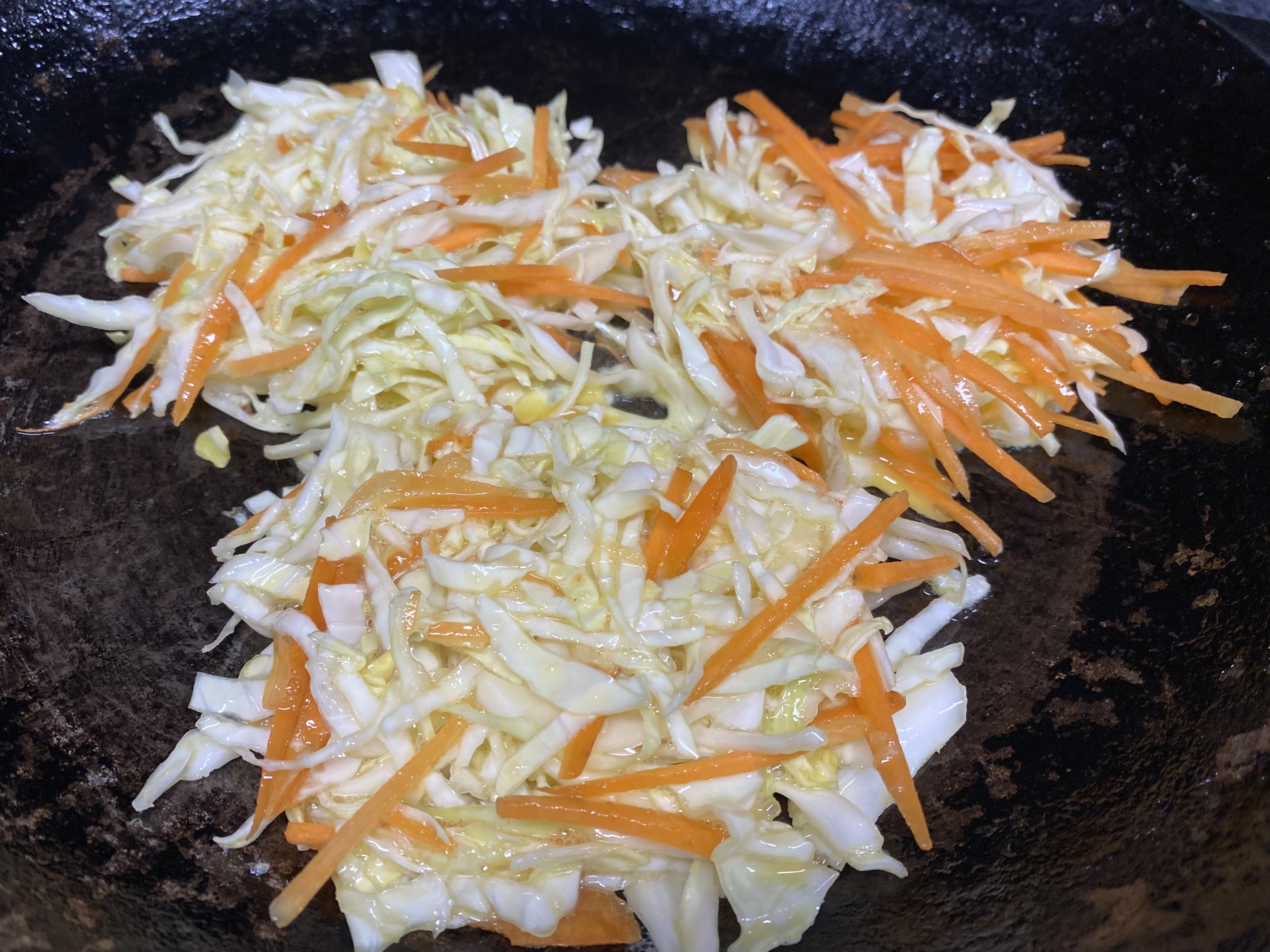 당근 양배추전 한수저씩 떠서 3조각 넣은 모습