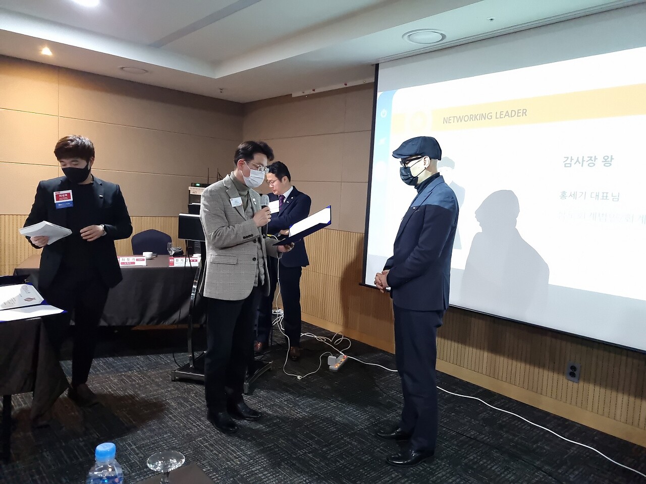 비엔아이그랜드챕터의 비지터왕 시상식에서 상장을 수여받고 있는 보컬트레이너 맹수영 대표님과 최창기 디렉터님이 상장을 수여하고 있습니다.