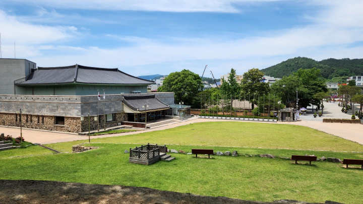 고창읍성 앞의 주요 시설들의 모습. 왼쪽은 지하에 동리시네마가 있는 동리국악당