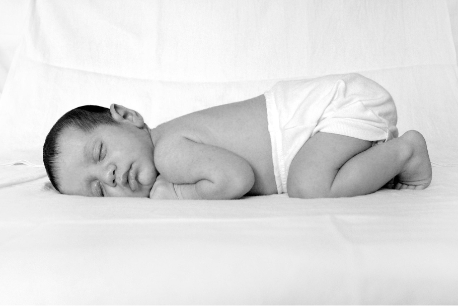 엎드려서 자고 있는 아기