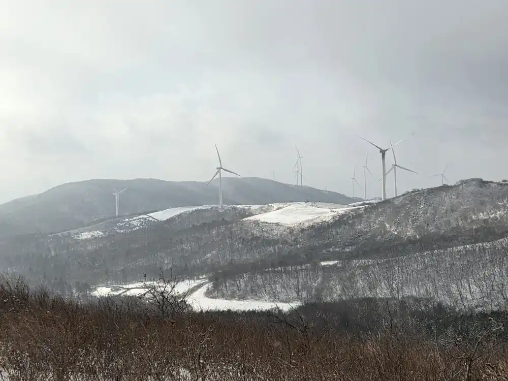 설경 속 풍력발전기 풍경