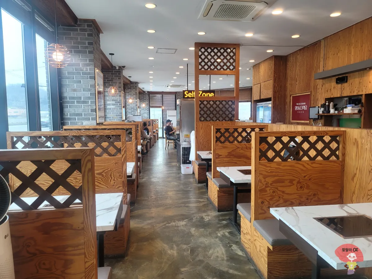 경기-고양시-명동더식당-통일로점-내부테이블