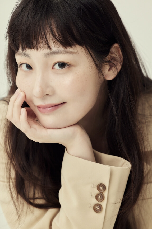 손에턱을대고있는-긴머리여성의모습
