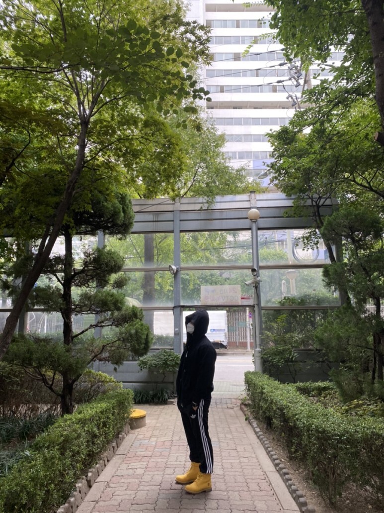 데일리 룩(오뭘입)_무신사스탠다드 후드티, 강경원 레전드티셔츠, 아디다스트레이닝팬츠, 팀버랜드워커 미디엄옐로우, 코디, OOTD