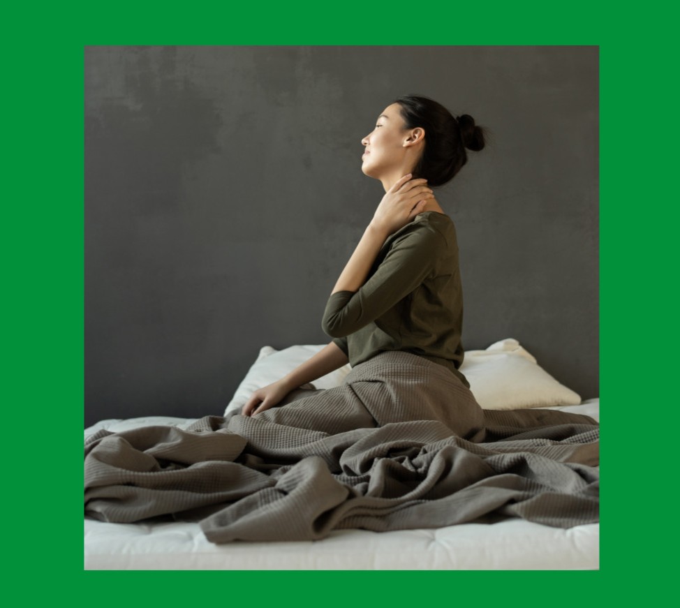 목이 아파서 힘들어하는 여자 사진