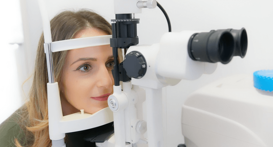 안과에서 검사를 받고 있는 여자