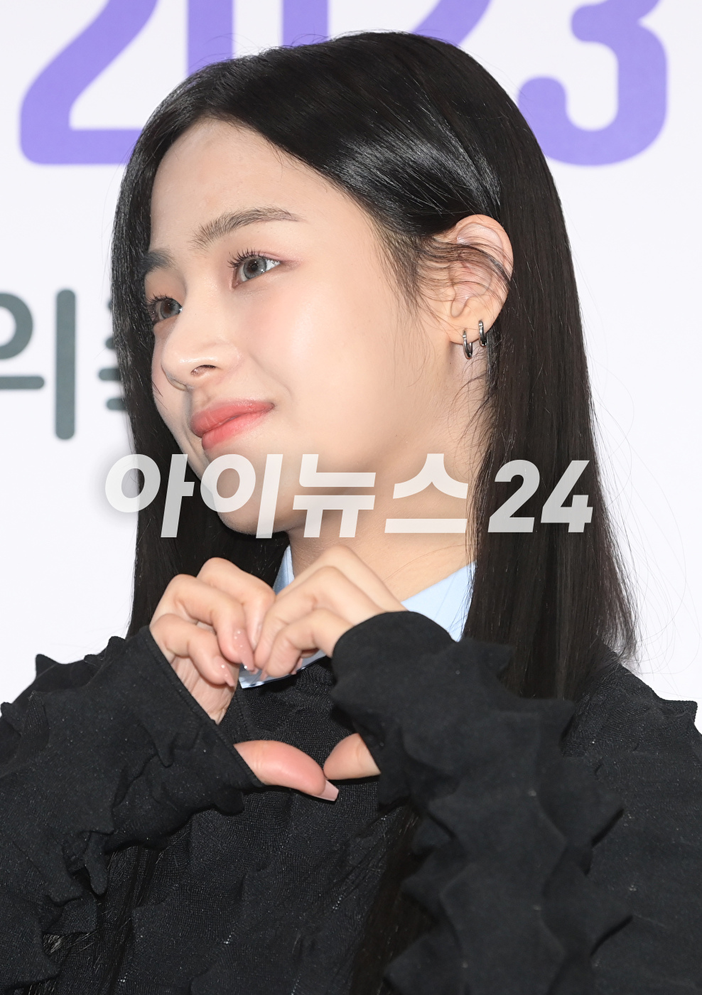 그룹 뉴진스 민지가 16일 오전 서울특별시청에서 열린 서울홍보대사 감사패 수여 및 위촉식에 참석해 포토타임을 갖고 있다. [사진=정소희 기자]