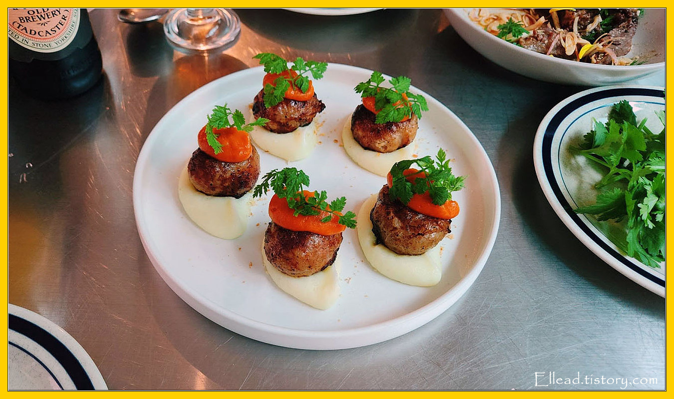 메쉬드 포테이토위에 태국 소시지를 올렸다.