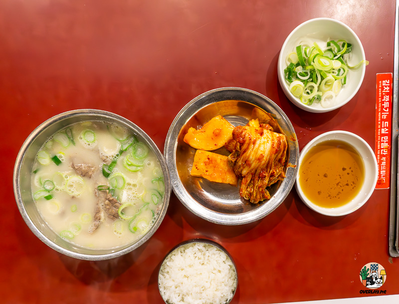 명가원 설농탕의 한 상 차림. 설렁탕, 밥, 김치, 깍두기, 파, 소스가 정갈하게 세팅되어 있다.