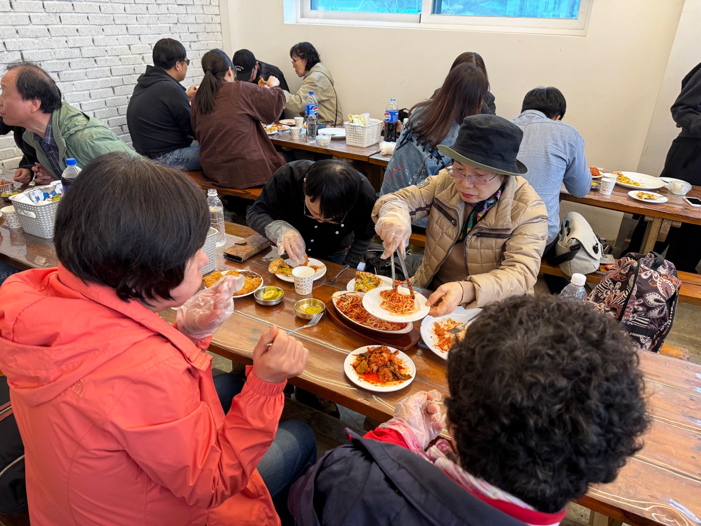 만든 피자로 점심식사를 하시는 모습