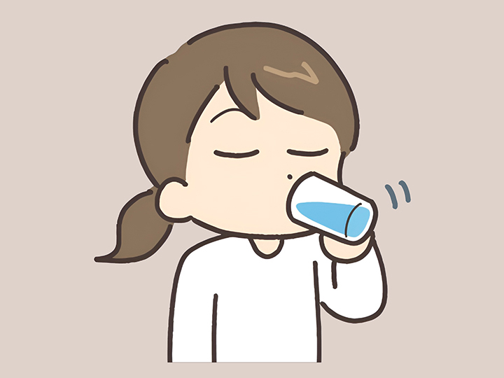 수분을-섭취하는-여성