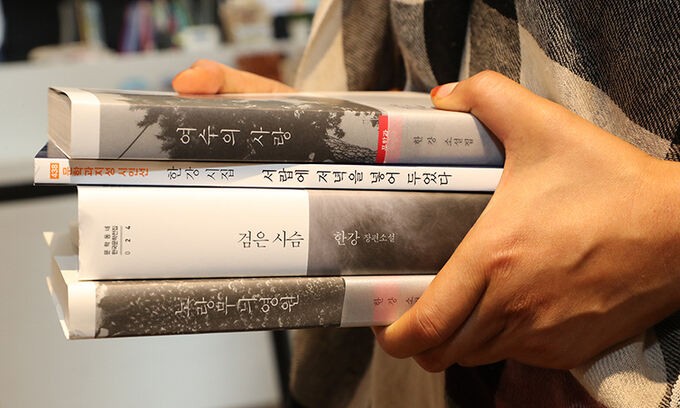 작가 한강 책 판매량 판매지수 폭등 총 수익은 얼마