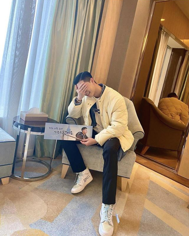 박서준 운동화 나이키 오프화이트 에어조던1 하이