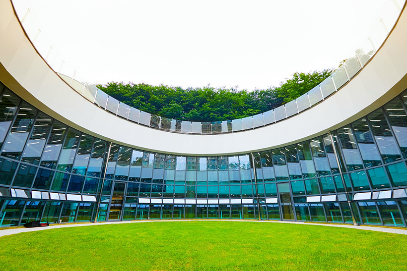 상쾌한 숲 내음과 새소리를 들을 수 있는 힐링 공간인 중앙 중정