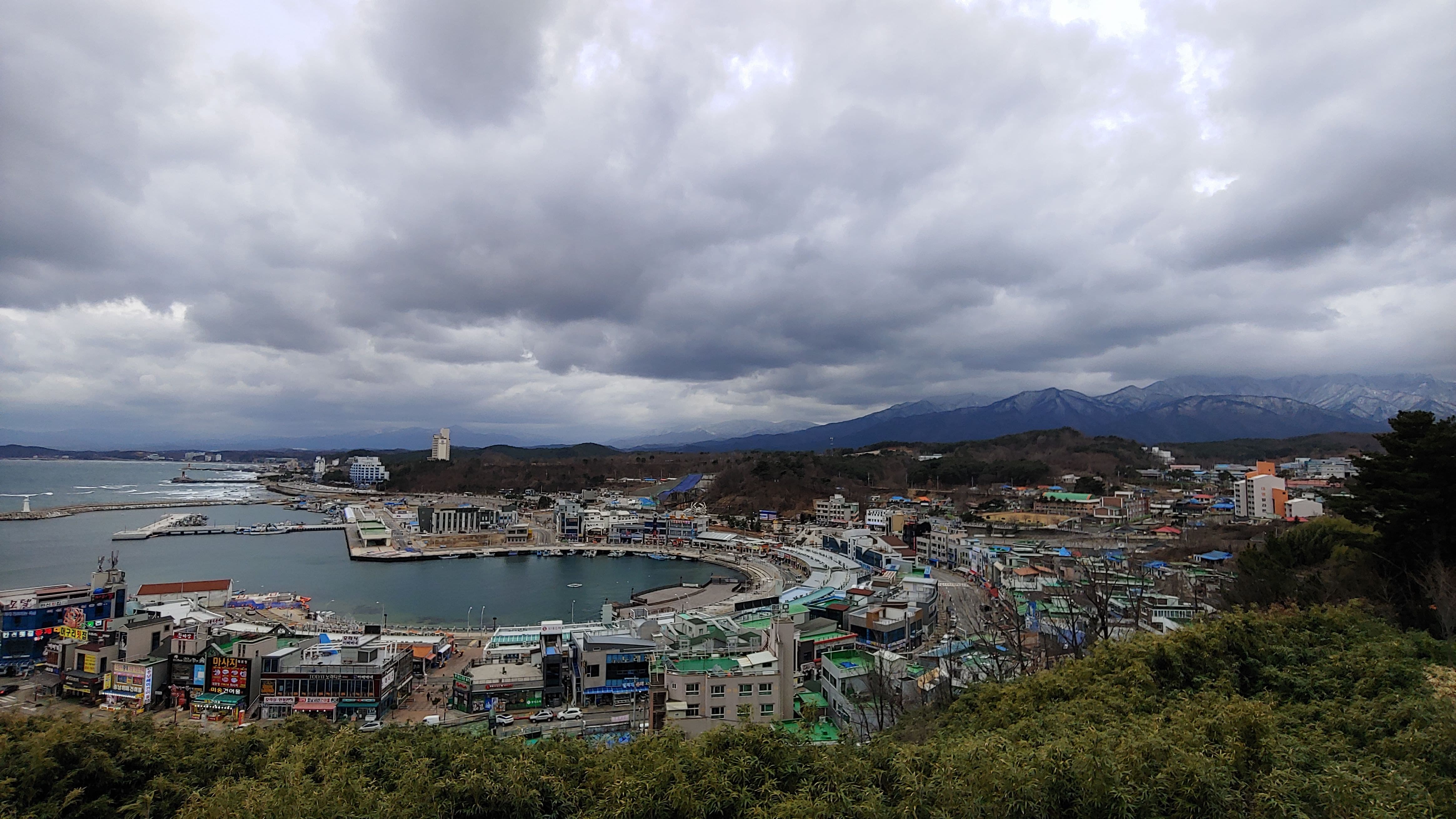 속초 항구와 도시 전경, 흐린 하늘