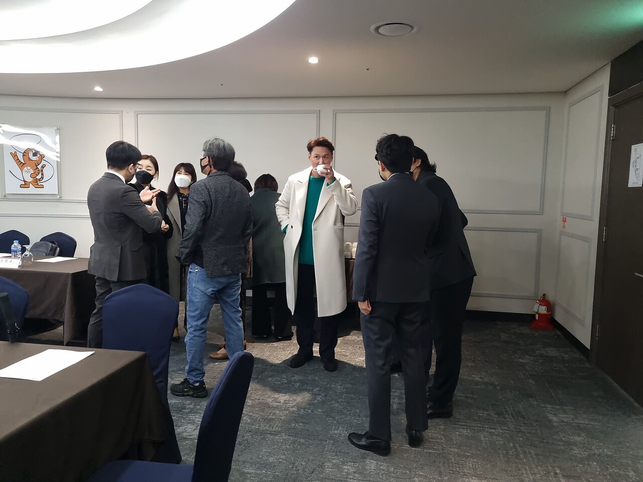 비엔아이 그랜드챕터 오픈네트워킹 시간에 회의실 한편에서 8명의 사람이 차를 마시며 이야기를 나누고 있는 모습입니다.