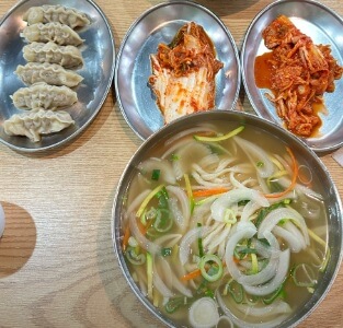 생방송투데이 한우물의 법칙 경기도 수원 광교산 손칼국수 맛집 홍남매칼국수 하루4시간만 맛볼수 있는 손칼구구수명가 