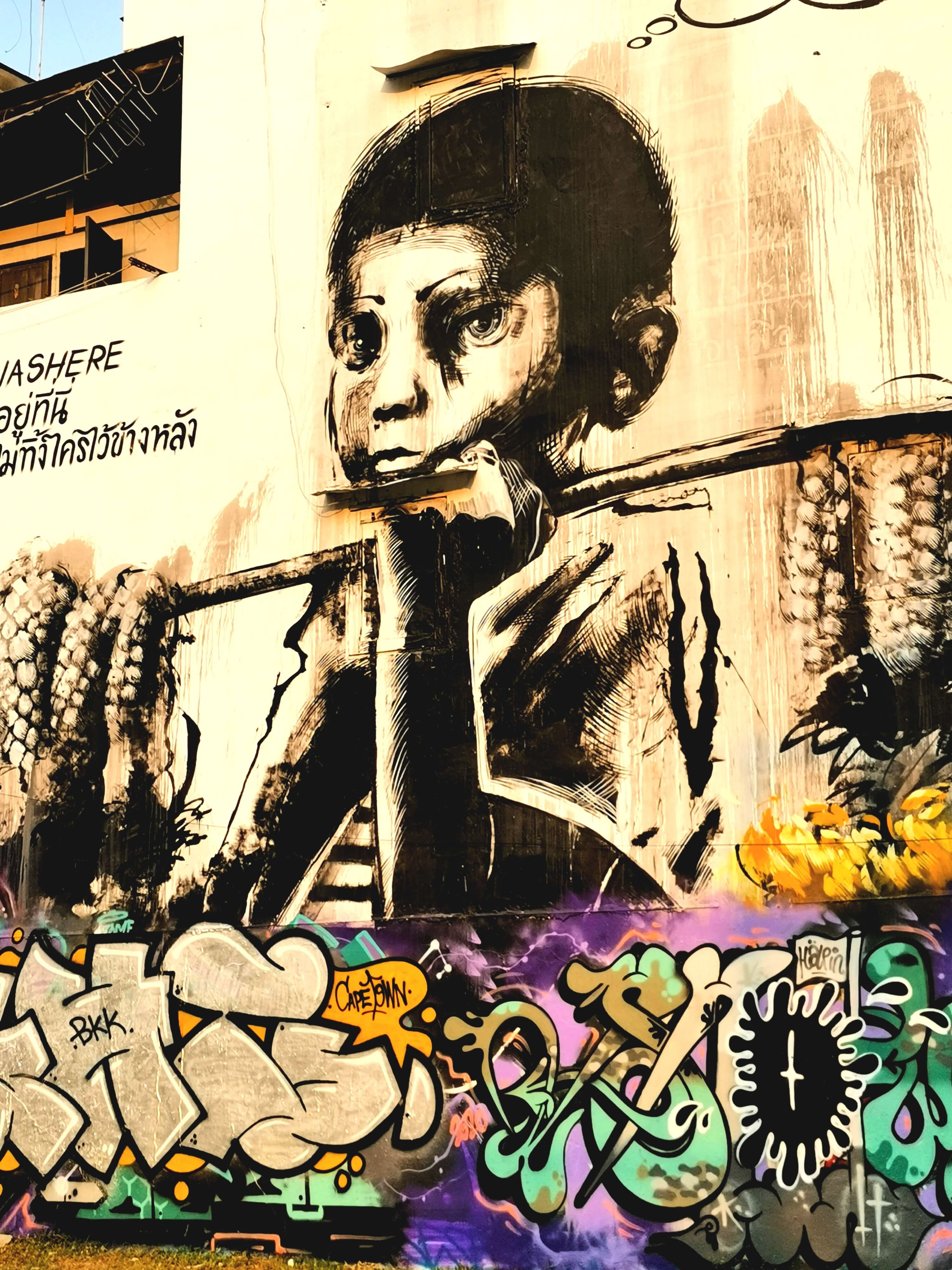 검정색_물감으로_그려진_아이그림_벽화