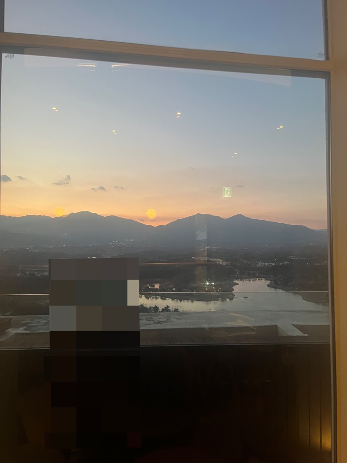 영랑호를 바라볼 수 있는 스타벅스 영랑호리조트점 창가 자리