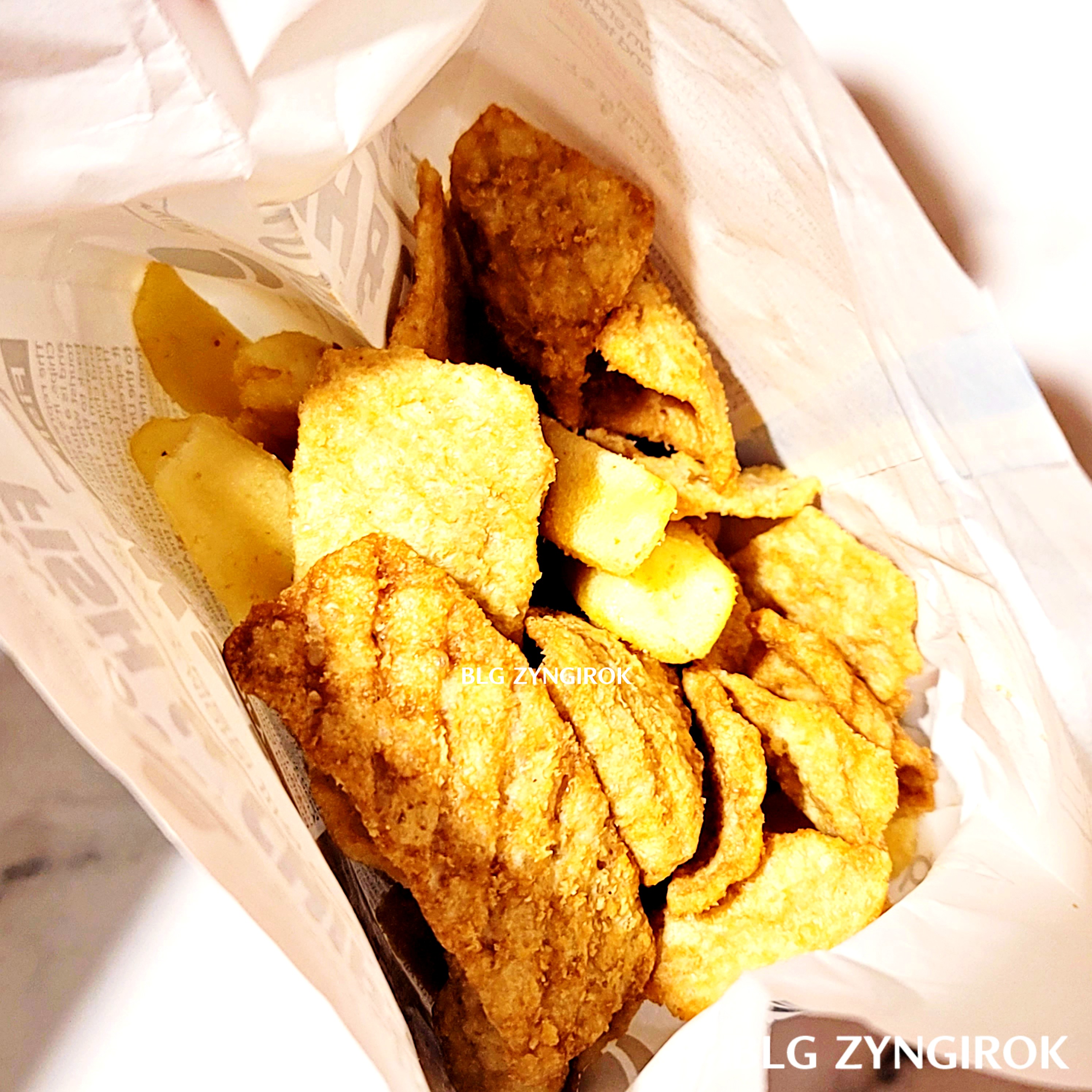 조셉말린 피쉬앤 칩스를 조리 후 봉투를 뜯은 모습이다.